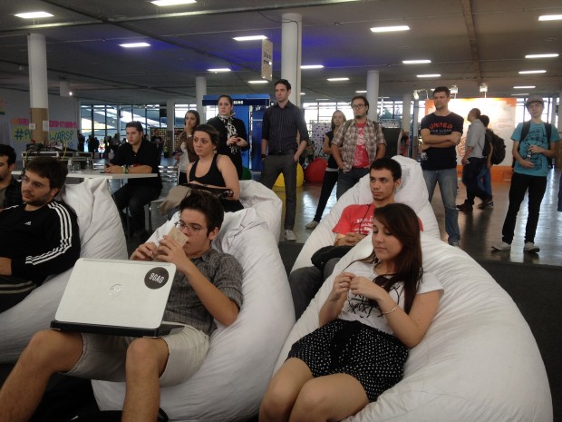 Público atento à palestra, no momento em que o futuro das mídias sociais era debatido