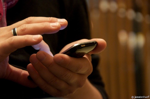 Tired of apps that are just a waste of time? Check out these 6 business apps - Image via Jens Tenhaeff