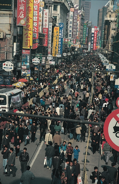 Crowded_Nanjing_Road_in_Shanghai