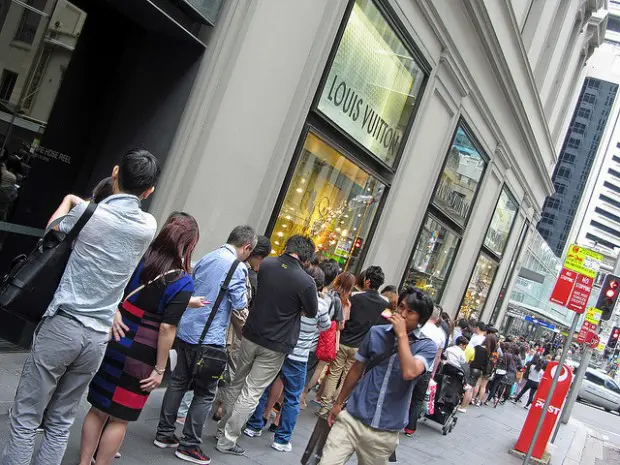 Crowds queue