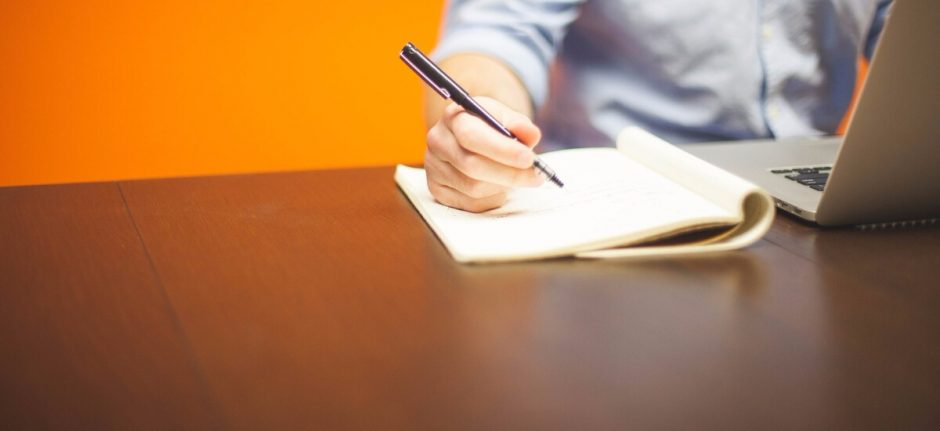 8 Things to Do During Your First Week as a Social Media Manager | Hootsuite Blog