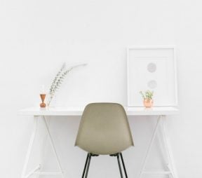 white desk against white wall with white chair - minimale social media strategy