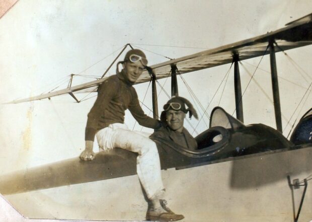 Foto antigua de pilotos en avioneta