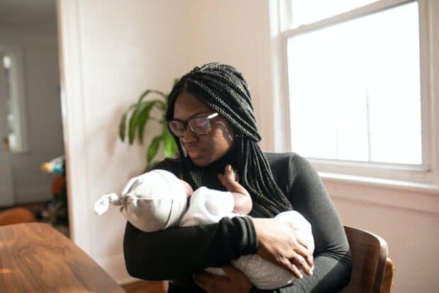 Mujer negra sosteniendo a un recién nacido