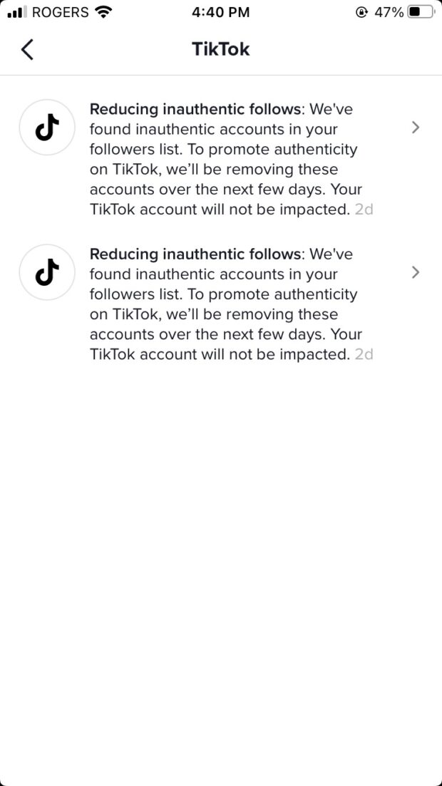 Dos mensajes de TikTok en la cuenta de TikTok de la autora sobre “eliminar a los seguidores no auténticos”.