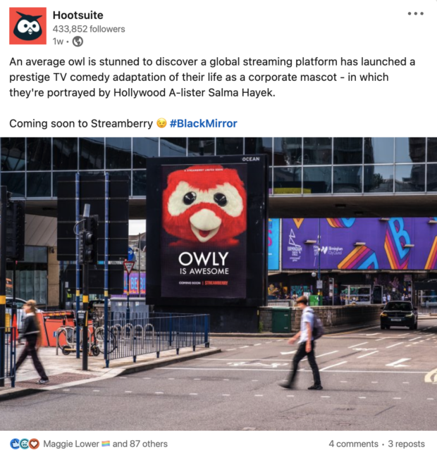 Fake-Times-Square-Werbetafel des Hootsuite-Eule-Maskottchens im Stil eines schwarzen Spiegels mit folgendem Text: 