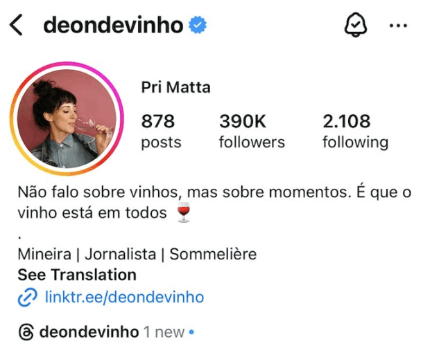 A imagem mostra o perfil da influencer Pri Matas, cuja biografia contém as frases “Não falo sobre vinhos, mas sobre momentos. É que o vinho está em todos”, um emoji de taça de vinho, e as descrições separadas por barra vertical “mineira”, “jornalista” e “sommelière”.