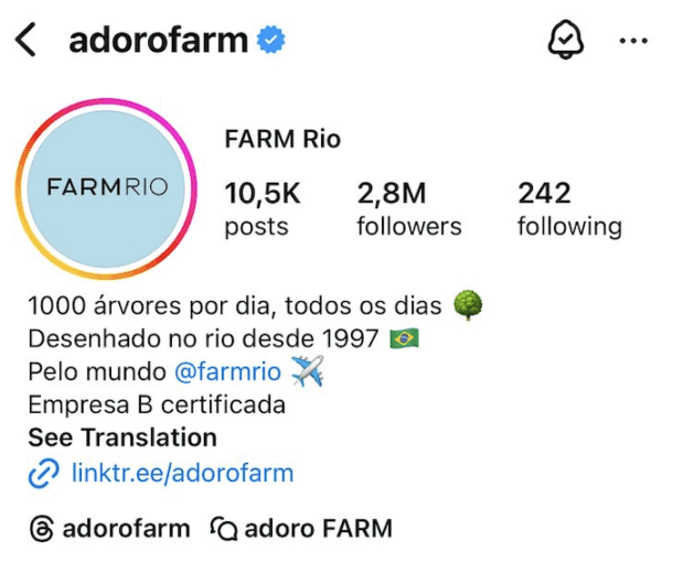 A imagem mostra o perfil da loja de roupas Farm, cuja biografia contém as frases “1000 árvores por dia, todos os dias” e um emoji de árvore, “Desenhado no rio desde 1997” e um emoji do Brasil, “Pelo mundo @farmrio” e “Empresa B certificada” junto com um link.