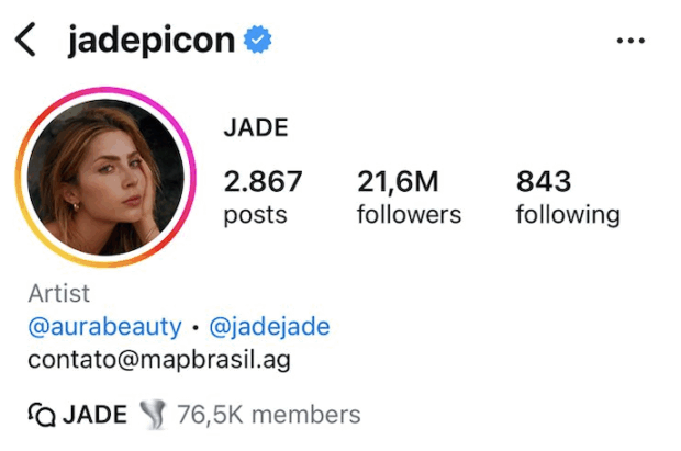A imagem mostra o perfil de Jade Picon, cuja bio contém as contas associadas da artista e um e-mail de contato.