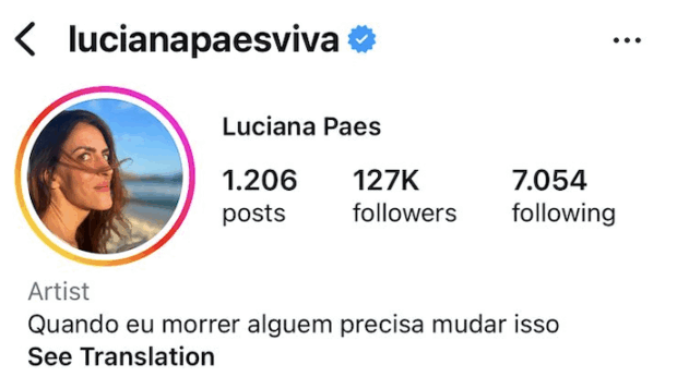A imagem mostra o perfil da atriz e comediante Luciana Paes no Instagram, cuja biografia contém a frase “Quando eu morrer alguém precisa mudar isso”.