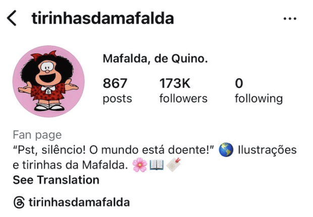 A imagem mostra o perfil Tirinhas da Mafalda no Instagram, cuja biografia contém a citação “Pst, silêncio! O mundo está doente!” da própria personagem, junto com emojis de mundo, flor, livro e marcador de página e a frase “Ilustrações e tirinhas da Mafalda”.