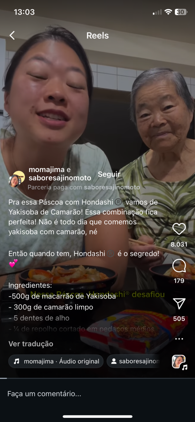 Neste reels do Instagram, a jovem reproduz uma receita com a sua avó utilizando os produtos da marca Ajinomoto.