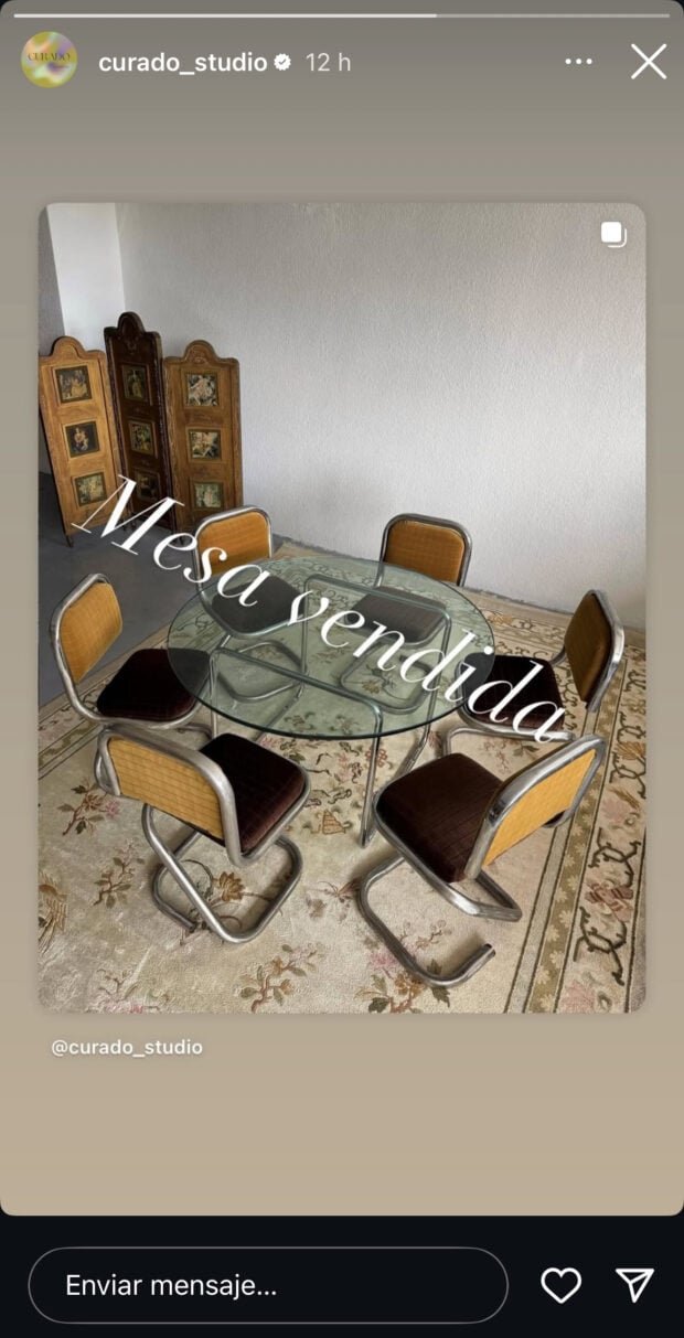 la tienda de antigüedades Curado Studio publica una mesa vendida