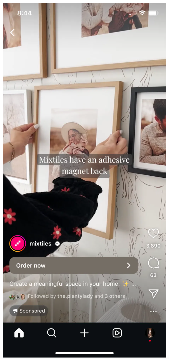 Annuncio Reels di Mixtiles con arte murale magnetica adesiva