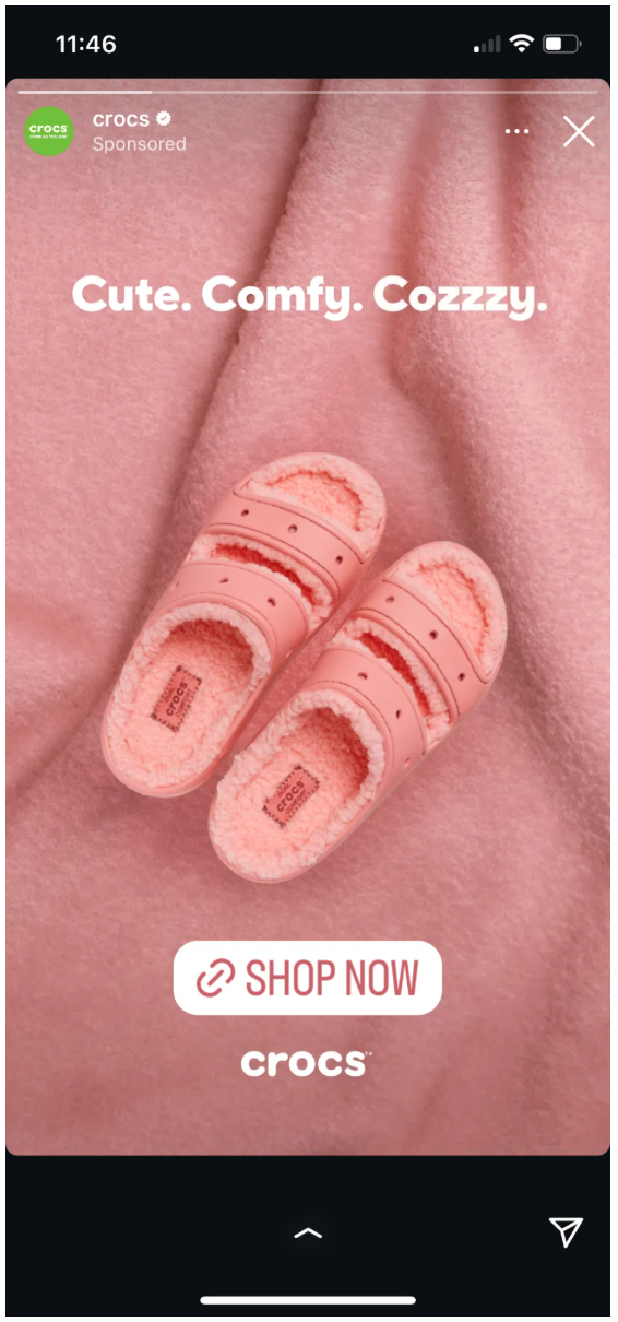 Annuncio Instagram Stories di Crocs "Cute Comfy Cozy" con pulsante "Shop Now