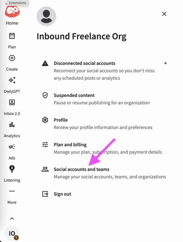 Hootsuite dashboard showing pink arrow pointing to social accounts and teams button