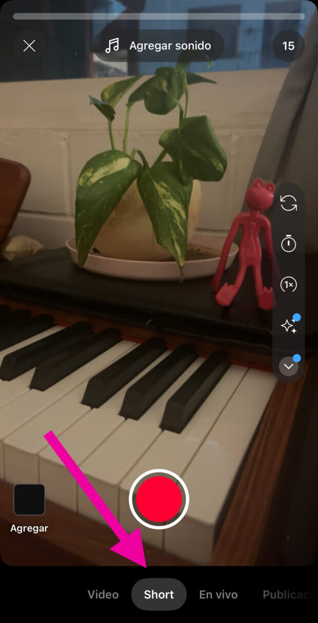 Pantalla de grabación de YouTube Shorts con una flecha rosa que apunta a la pestaña Short seleccionada