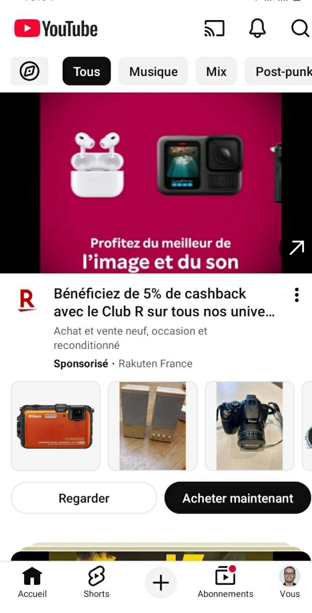 Écran de YouTube sur téléphone portable montrant une publicité et le bouton + en bas de l’écran