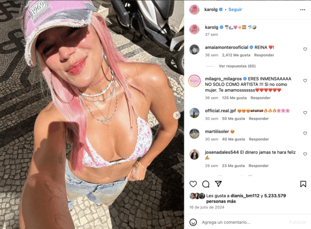 descripción de Karol G con emojis de playa